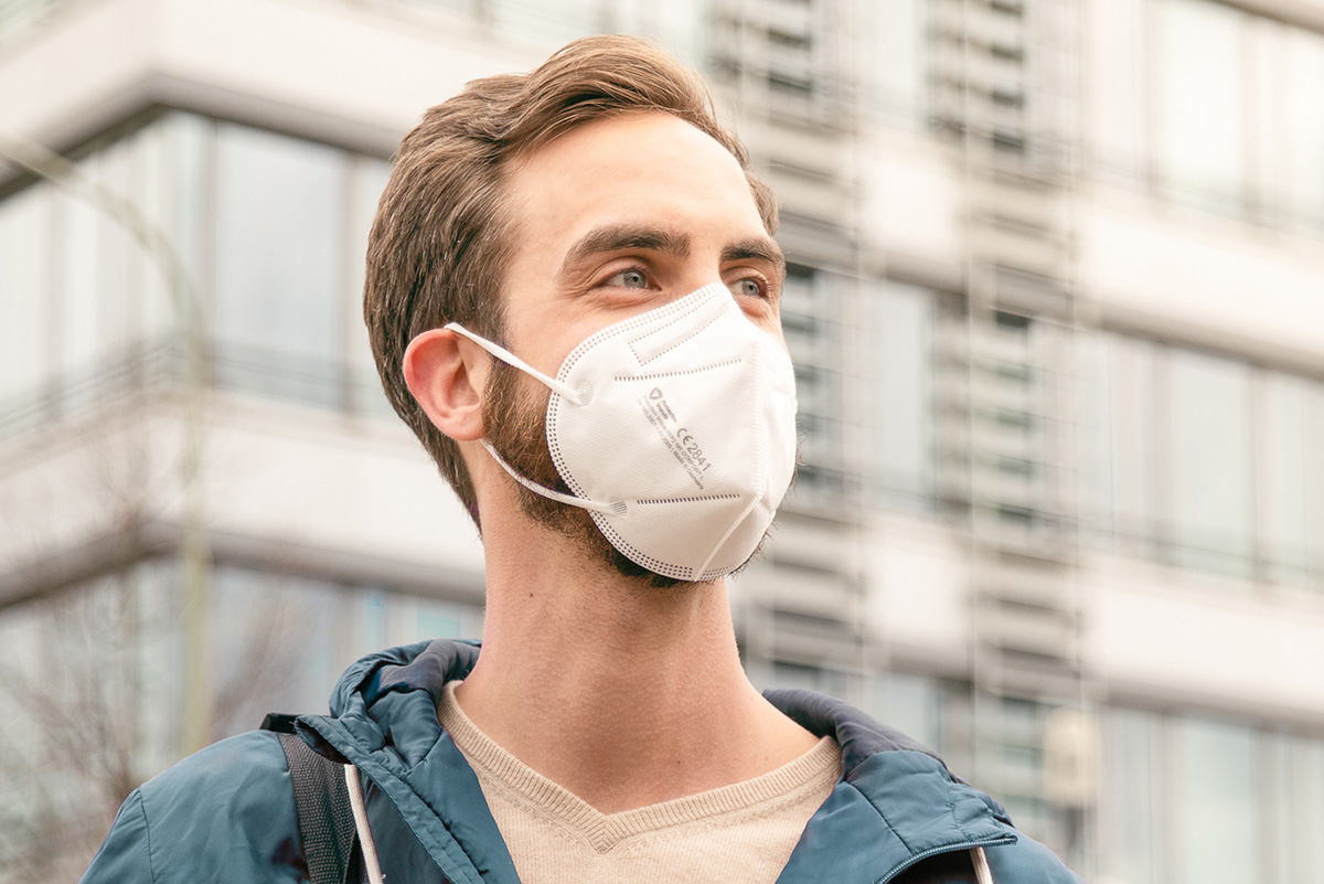 Mann trägt FFP2 Maske
